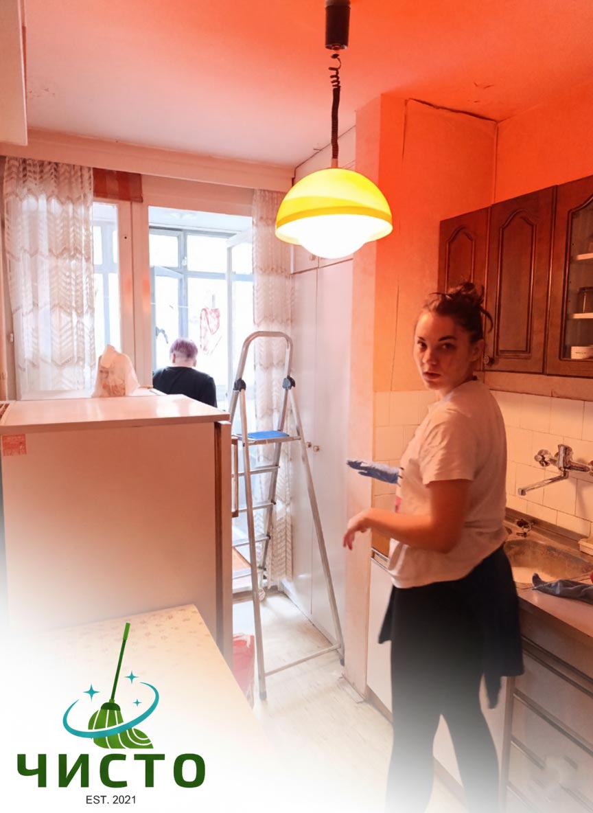 Kuhinja tokom čišćenja sudopere i prozora